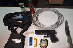 La réplica de arma, el cuchillo y otros elementos incautados en el procedimiento que se realizó en Maipú.&nbsp;