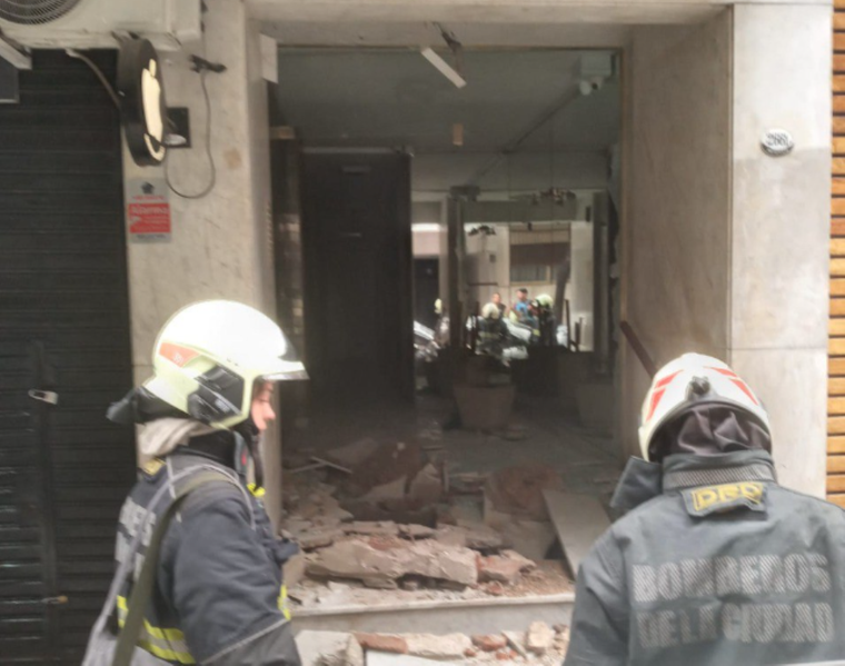 La explosión causó grandes destrozos en el hall del edificio.