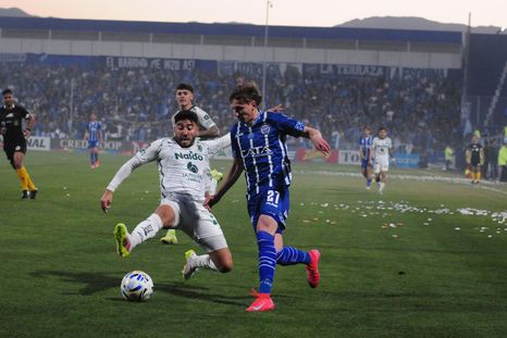 Santino Andino ante Sarmiento en el reestreno del estadio Feliciano Gambarte. Esta tarde, el Tomba buscará vencer en su reducto a Gimnasia. Santino Andino ante Sarmiento en el reestreno del estadio Feliciano Gambarte. Esta tarde, el Tomba buscará vencer en su reducto a Gimnasia.