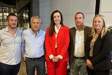 Lucas Clark (izquierda), junto a Alfredo Cornejo, Victoria Villarruel y Hebe Casado. Lucas Clark (izquierda), junto a Alfredo Cornejo, Victoria Villarruel y Hebe Casado.