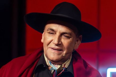 Las críticas le llovieron y salió a dar explicaciones. Las críticas le llovieron y salió a dar explicaciones.