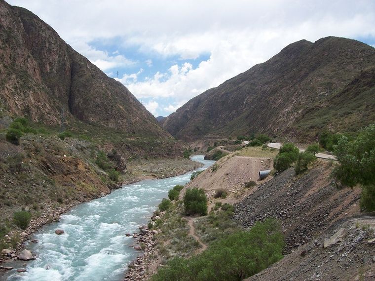 La familia estaba en una de las márgenes del río disfrutando del día cuando fue asaltada