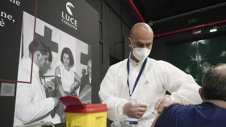 Vacunarse junto a una foto icónica de Sofía Loren. Foto: LaVanguardia.