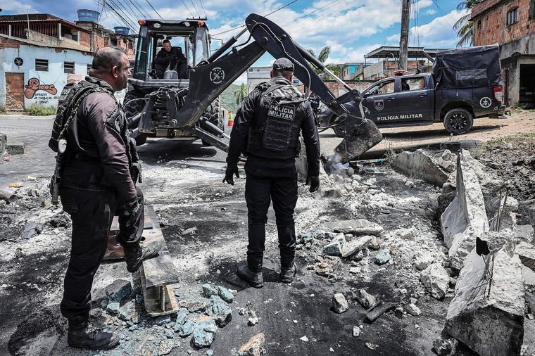Cerca de un millar de policías irrumpieron este jueves en el Complejo do Salgueiro, un conjunto de favelas de São Gonçalo, Río de Janeiro, en búsqueda de cabecillas del Comando Vermelho. Foto: EFE