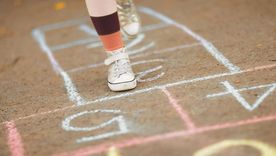 Hay generaciones que crecieron lejos de las pantallas y que los juegos en las veredas, escuelas y clubes formaban lazos únicos. Foto: Canva Hay generaciones que crecieron lejos de las pantallas y que los juegos en las veredas, escuelas y clubes formaban lazos únicos. Foto: Canva
