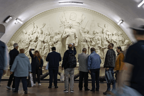 El Metro de Moscú tiene desde hace días una nueva estatua que está dando de qué hablar.