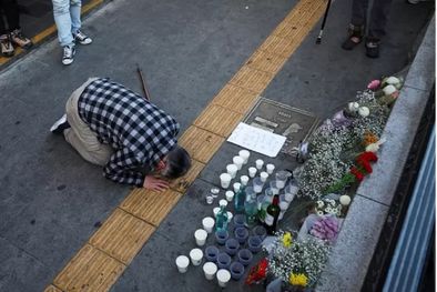 MDZol | Una persona rinde homenaje a las víctimas cerca del lugar donde tuvo lugar la tragedia durante las festividades de Halloween, en Seúl. Foto: REUTERS