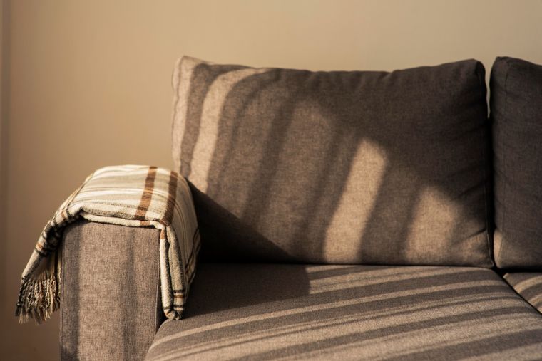 El trucazo para limpiar las sillas y el sofá en pocos pasos Debemos implementar prácticas de limpieza adecuadas para limpiar estos muebles. Foto: Freepik