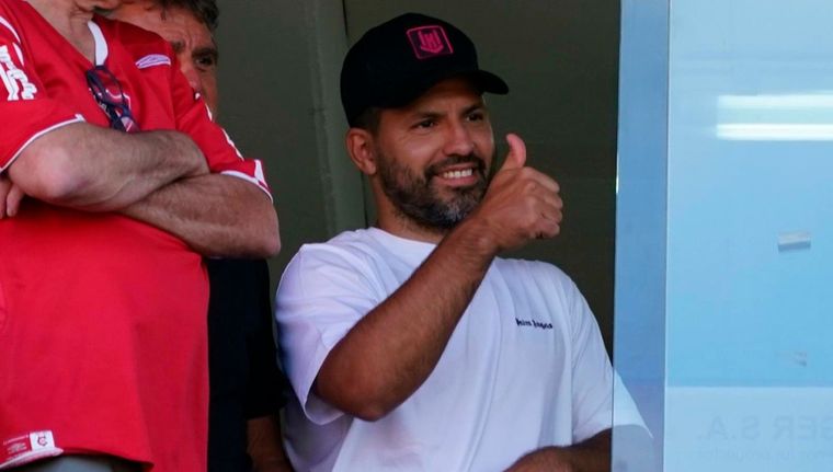 El Kun estuvo viendo al Rojo Foto: Redes Sociales