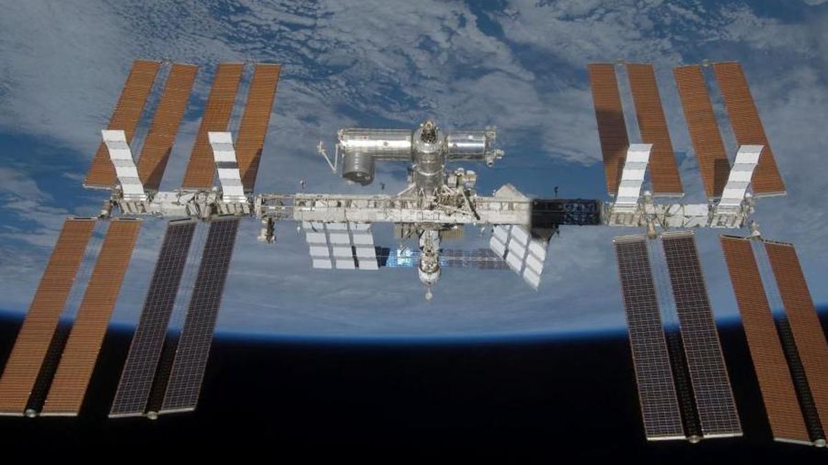 Astronautas de la EEI se ven obligados a refugiarse en una nave acoplada durante la reparación de una fuga de aire