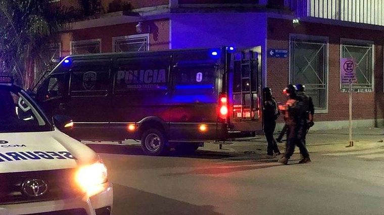 La toma de rehenes lleva varias horas y el atrincherado fue abatido.