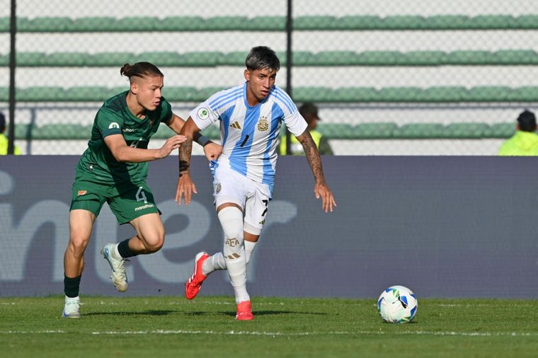 Maher Carrizo, el chico de Vélez, encara ante al marca de un adversario. Foto: Prensa AFA