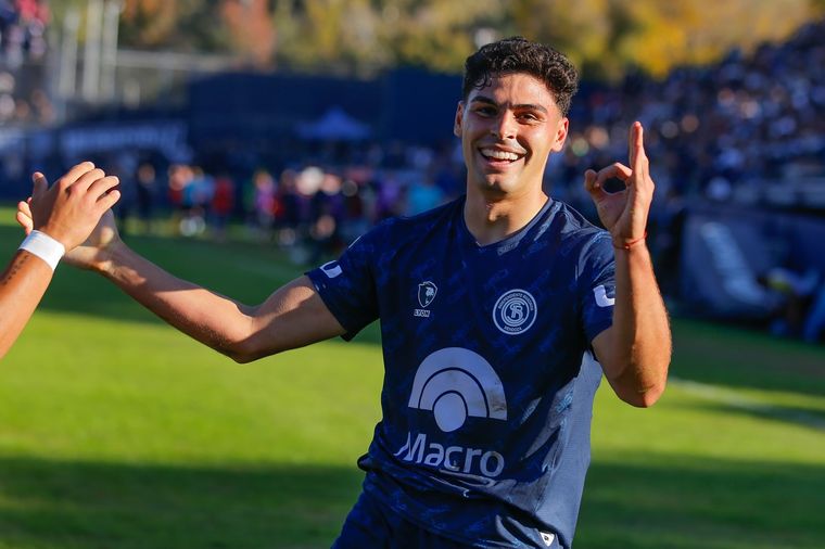 Sartori celebra uno de los tantos que anotó con la camiseta de Independiente Rivadavia. Sartori celebra uno de los tantos que anotó con la camiseta de Independiente Rivadavia. 
