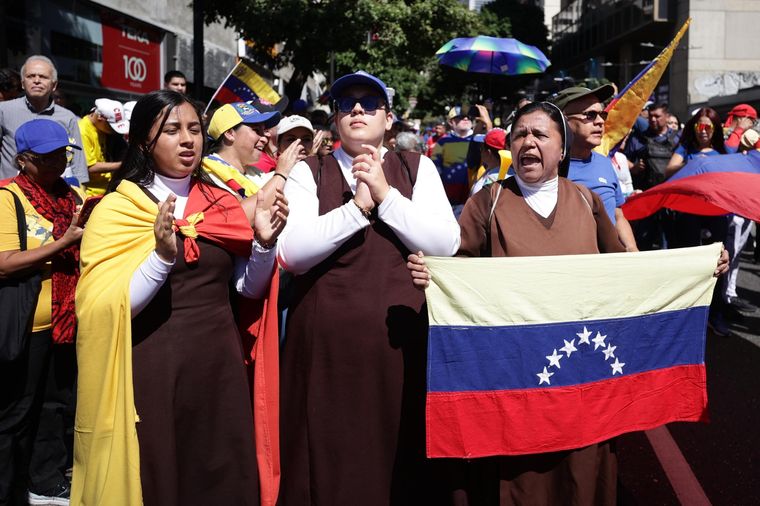 Miles de venezolanos se manifiestan tan Venezuela Foto: EFE