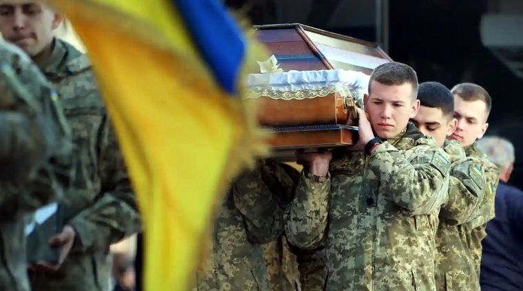 Sepelio de un soldado ucraniano. Foto: TheGuardian.