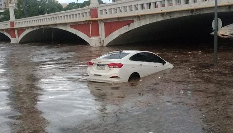 El intenso temporal dejó una impactante imagen bajo el puente Antártida, en la zona del Parque Las Heras en la ciudad de Córdoba Foto: X @MarianoNievas