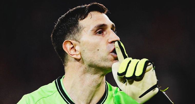 Dibu Martinez, mandando a callar franceses. Foto: @emimartinezz1
