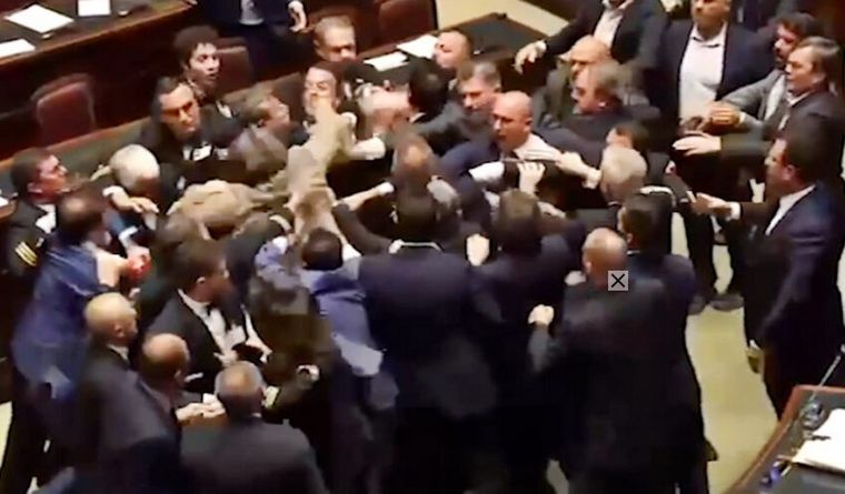 La pelea en pleno Parlamento italiano. Foto: Captura de pantalla.