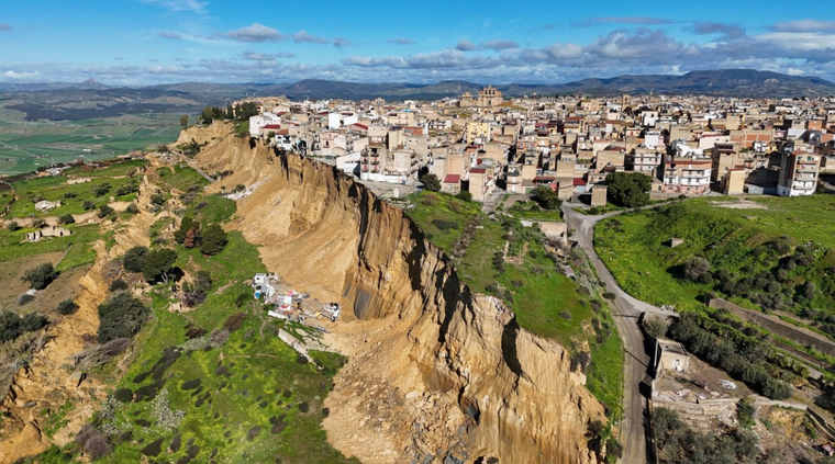 Más de 1.500 residentes fueron evacuados de sus hogares.