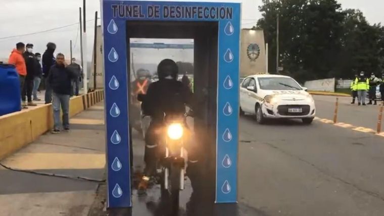 Un motociclista atraviesa el túnel de desinfección en Tucumán