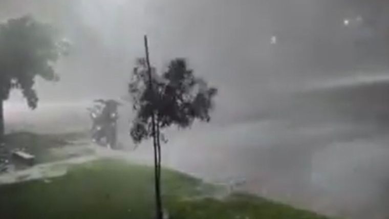 Cortina de lluvia en plena tormenta en Tucumán