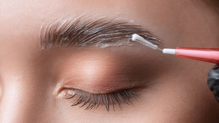 Puedes disimular las canas de tus cejas con este truco. Foto: Shutterstock