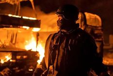 Los bomberos apagan incendio en Kyiv Foto: BBC
