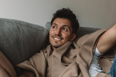 Guido Záffora abrió las puertas de su hogar y mostró cómo es su moderno departamento, destacándo los colores cálidos y la decoración nórdica Foto: Minuto Argentina