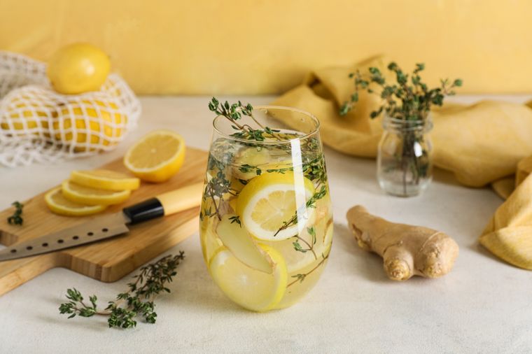 Lim&oacute;n y jengibre, una infusi&oacute;n completa. Fuente: Shutterstock.