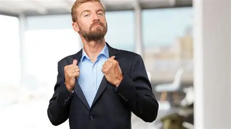 De la grandiosidad arrogante, que puede llegar a la soberbia o la megalomanía, a la caída libre en la vergüenza y la depresión.