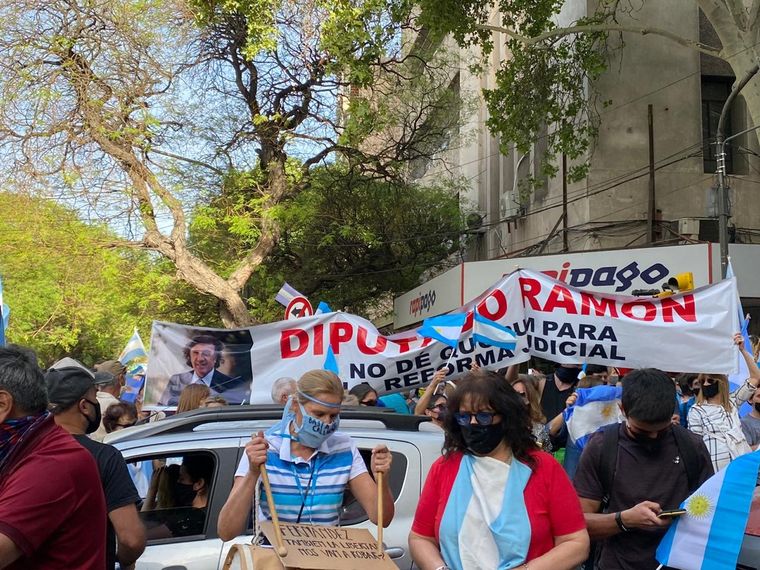 La pancarta contra José Luis Ramón en el Banderazo #12O de Mendoza.