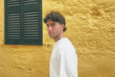 Álvaro de Luna es un joven artista de 29 años conocido por su álbum Levantaremos el sol. Foto: Instagram @alvarodeluna