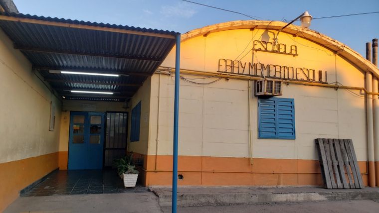 La maestra de la escuela Fray Mamerto Esquiú fue apartada del cargo luego de ser denunciada por golpear al niño con autismo Foto: Gentileza Twitter @leoguevara80