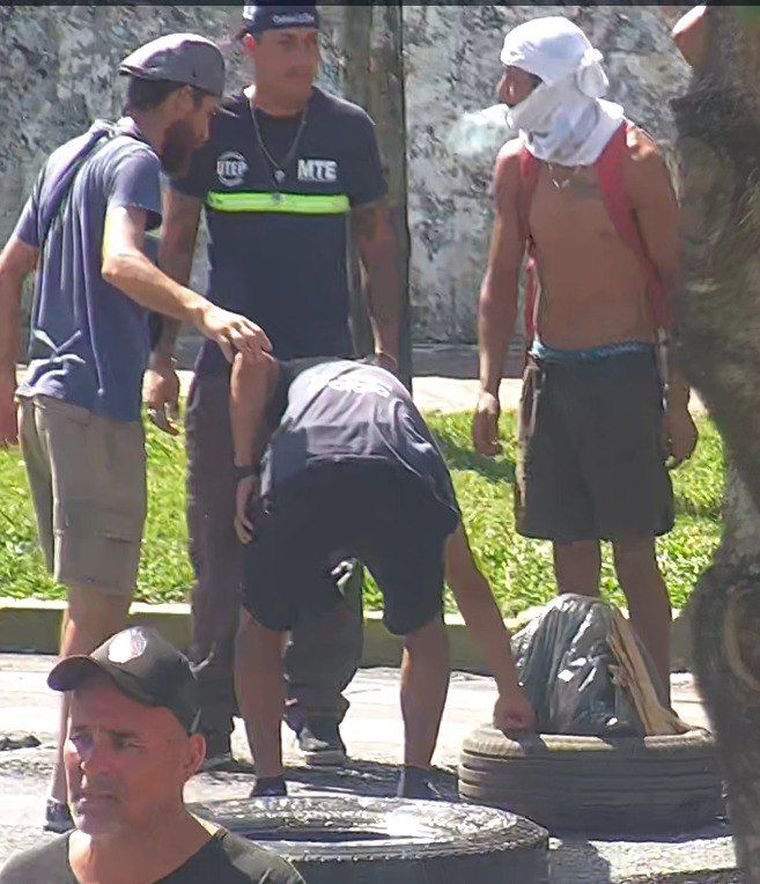 Preparados para todo, los trapitos se toparon con la policía en la puerta de la Municipalidad de Quilmes. Preparados para todo, los trapitos se toparon con la policía en la puerta de la Municipalidad de Quilmes.