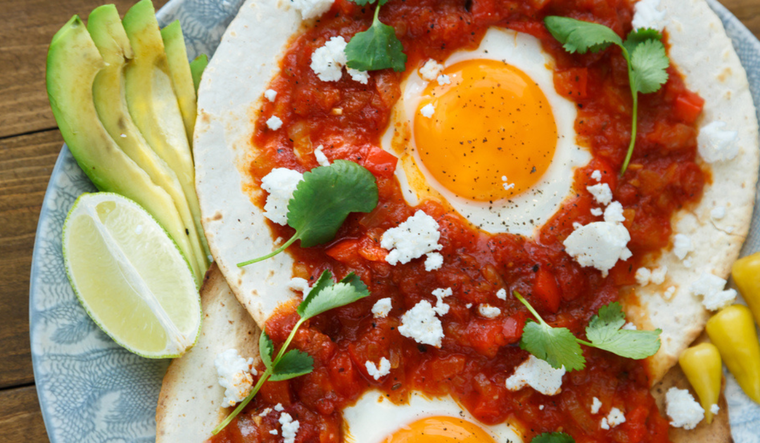 Huevos rancheros: un festín matutino de tortillas, huevos y salsa picante Foto: Shutterstock