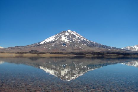 La Laguna del Diamante, a 3.300 metros de altura y al pie del volcán Maipo, vuelve a abrir sus puertas durante la temporada estival. La Laguna del Diamante, a 3.300 metros de altura y al pie del volcán Maipo, vuelve a abrir sus puertas durante la temporada estival.