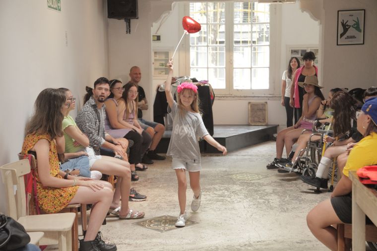 Las niñas modelan con una sonrisa en las campañas de Somos Diversity Foto: Gentileza Somos Diversity
