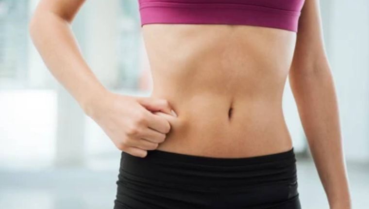 Cómo hacer para eliminar la grasa abdominal del costado de la cintura (Shutterstock).