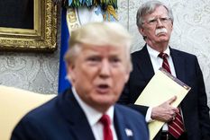 En foco, John Bolton, parte de la mesa chica de Donald Trump. Foto: Twitter @jmkarg