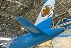 En las imágenes se puede ver cómo el avión se inclina pronunciadamente sobre su lado izquierdo.