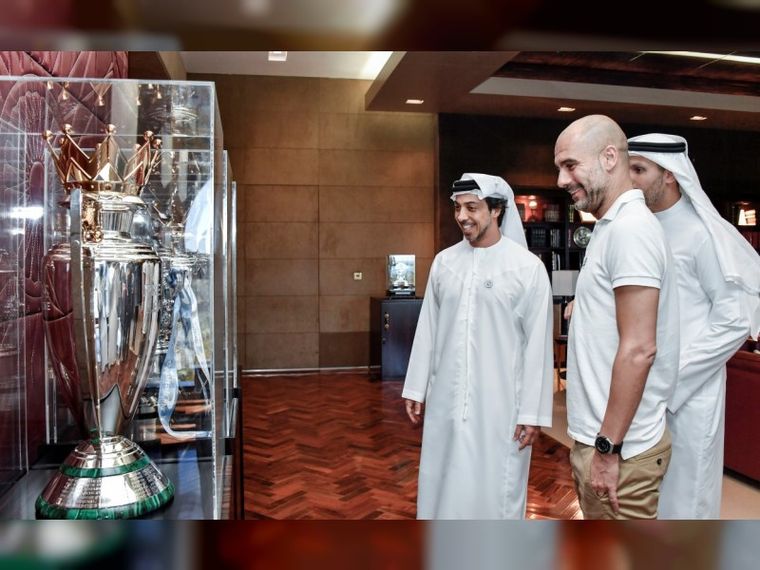 Mansour admirando Mansour admirando