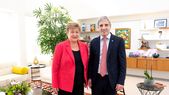 Luis Caputo junto a la titular del FMI, Kristalina Georgieva, la mandamás del organismo que apoya las reformas que impulsa el Gobierno pero quiere ver cómo se consolidan los cambios y se acumulan reservas en el Banco Central. Luis Caputo junto a la titular del FMI, Kristalina Georgieva, la mandamás del organismo que apoya las reformas que impulsa el Gobierno pero quiere ver cómo se consolidan los cambios y se acumulan reservas en el Banco Central.