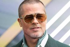 Brad Pitt y su canción feliz. Brad Pitt y su canción feliz.