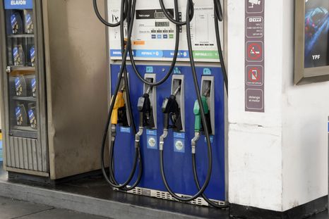 La baja en el precio del crudo no se replica en los combustibles argentinos. La baja en el precio del crudo no se replica en los combustibles argentinos.