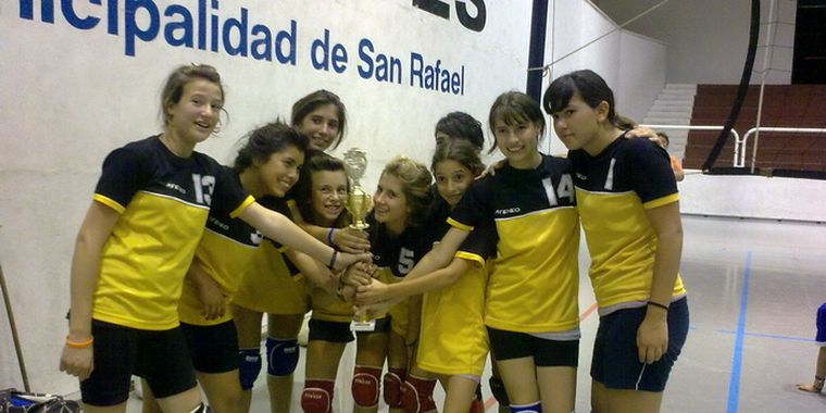 La chicas de ENET, festejando el Campeonato. Foto: Juanjo Carrión/Mediamza.com