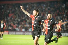 Farías festeja el primer gol Sabalero. Foto: Télam