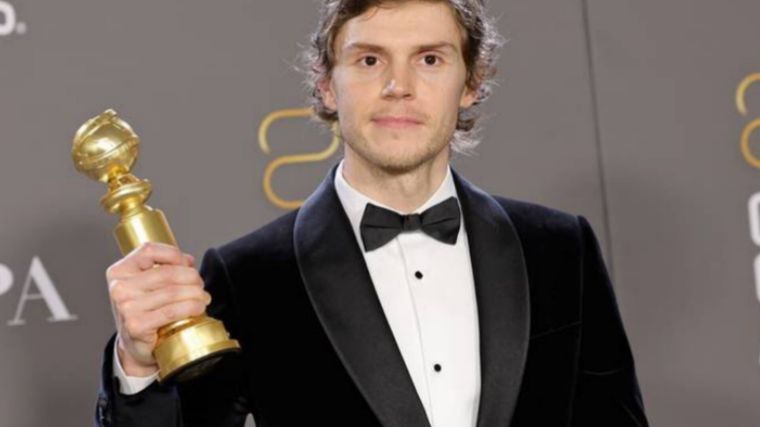 Evan Peters suma su primer galardón de esta premiación Entrega de Golden Globes número 80. Foto: Fuente: Imagen / @gettyimages