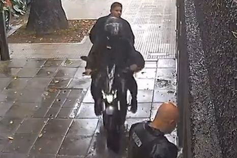 Un repartidor llegó a una casa a entregar un paquete, fue abordado por motochorros y se defendió a los tiros. Un repartidor llegó a una casa a entregar un paquete, fue abordado por motochorros y se defendió a los tiros.