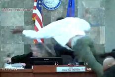 Momento del feroz ataque a la jueza en Estados Unidos. Foto: Captura de pantalla.