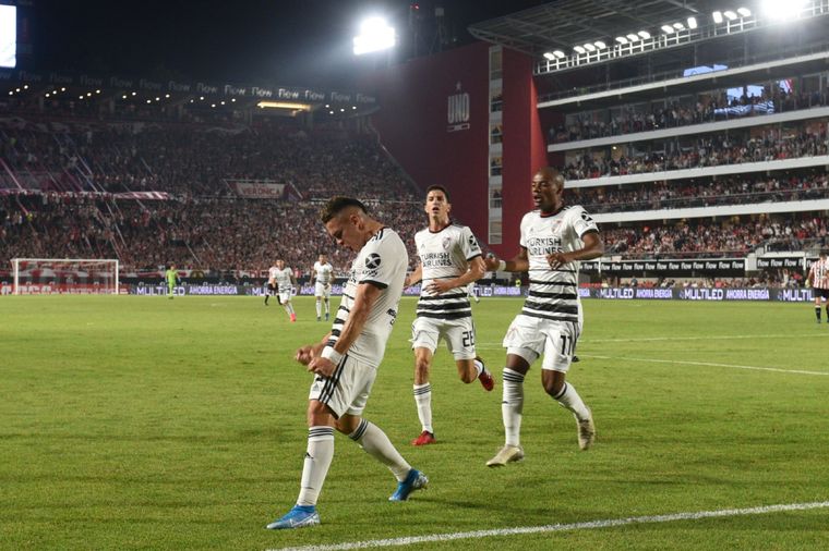 Borré festeja el gol que abrió el marcador en La Plata Foto: Prensa River